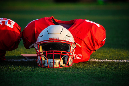 阳光下的橄榄球头盔背景图片