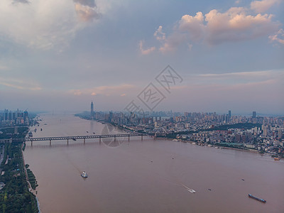 俯瞰宽阔的长江江景和桥梁图片