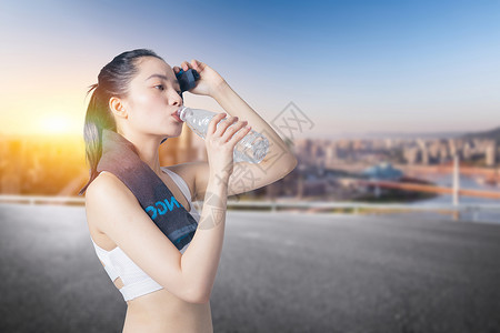 喝水的女孩高温喝水设计图片