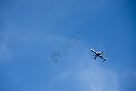 飞机天空背景图片