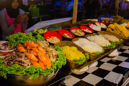 曼谷河畔夜市小吃背景图片