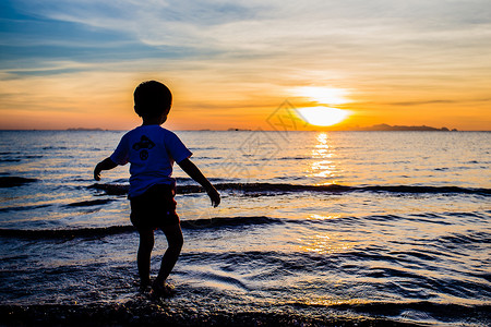 海边旅游的孩子苏梅岛孩子海边玩耍背景
