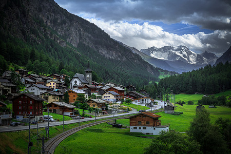 瑞士阿尔卑斯山脚下的田园村落图片