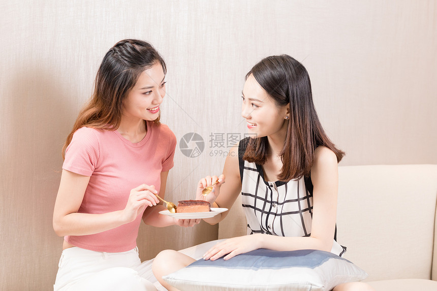 女性吃甜品图片