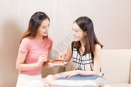 女性吃甜品图片