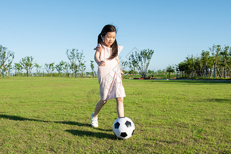 小孩子运动小孩子草地上踢足球背景