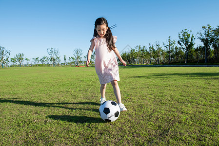 小孩子开心小孩子草地上踢足球背景