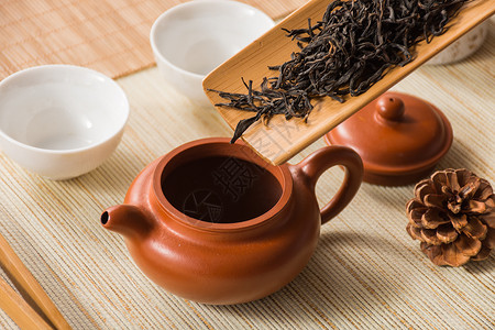 红茶杯把茶叶投进壶中准备泡茶背景
