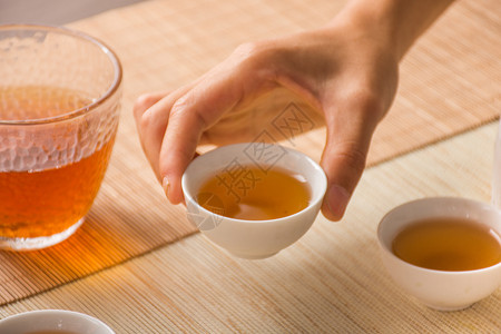 茶叶系列素材端起茶杯准备喝茶背景