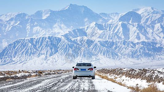 冬天登山路上雪山风光背景