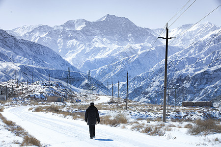 冬天登山路上雪山风光背景