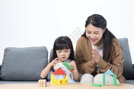 母女玩积木母女玩积木高清图片