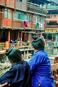 贵州侗寨侗族老妇人背景图片