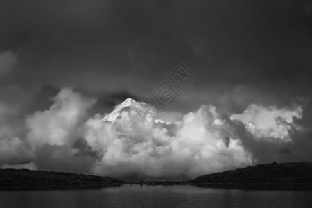 贡嘎雪山背景图片