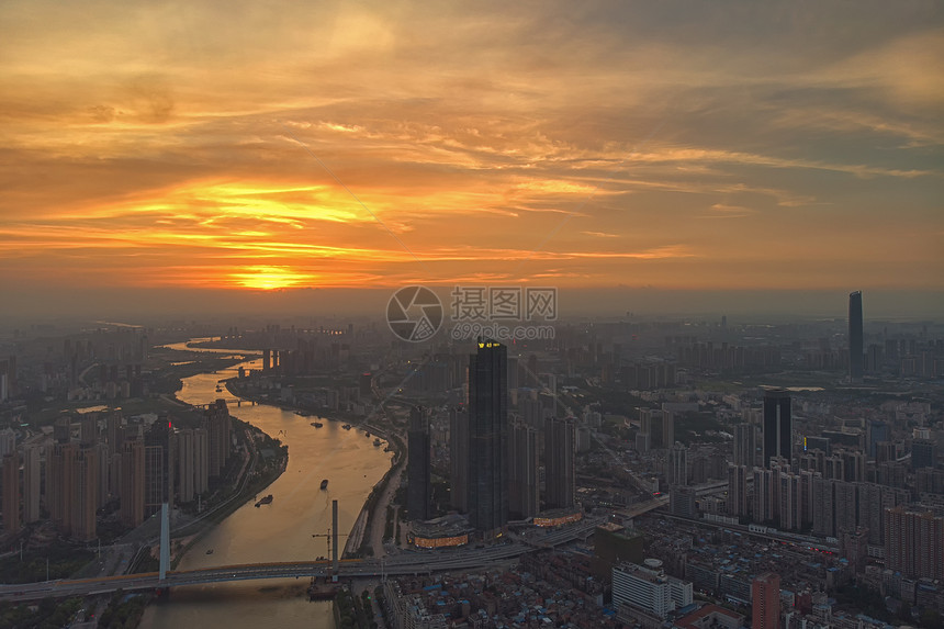 俯瞰夕阳下的城市蜿蜒江河余晖图片