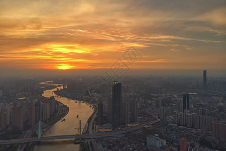 俯瞰夕阳下的城市蜿蜒江河余晖高清图片