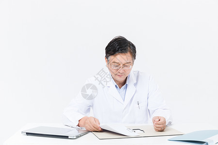 医务室工作中的医生形象工作中的老年医生背景