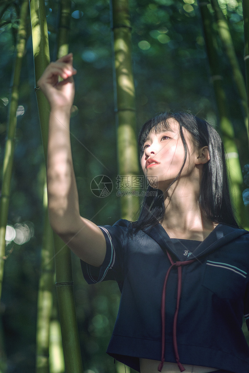 小清新美女在竹林中图片