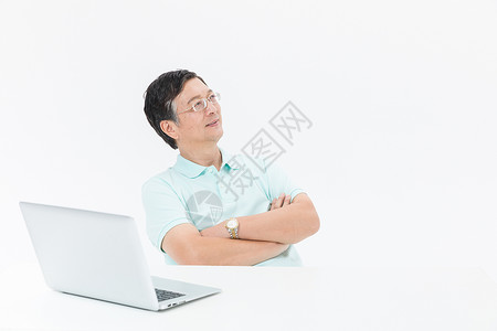 中年商务男士使用电脑背景图片