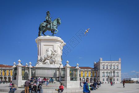 葡萄牙旗葡萄牙里斯本商业广场黑马广场约瑟一世青铜雕像背景