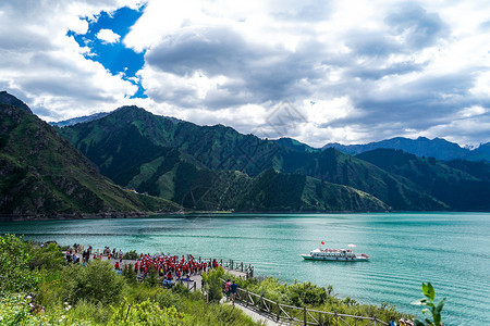 瑶池仙境天山天池背景