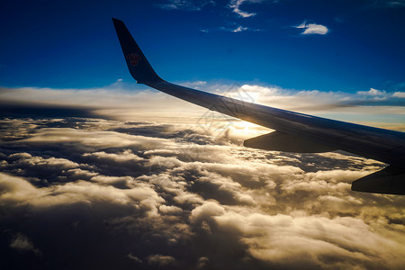 飞机飞过云层高清图片