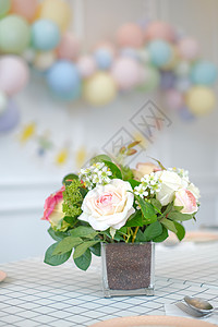 生日宴会上布置的插花背景图片