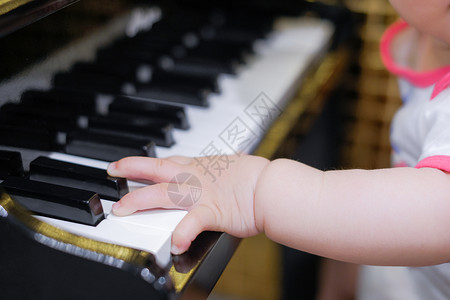 早教培训招生小宝宝弹钢琴早教背景