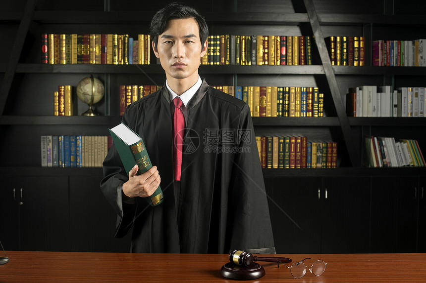 男律师法官图片