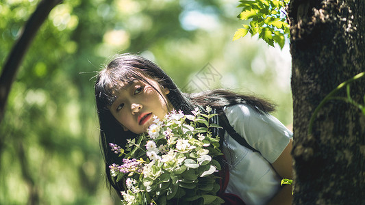 树林中小清新美女图片