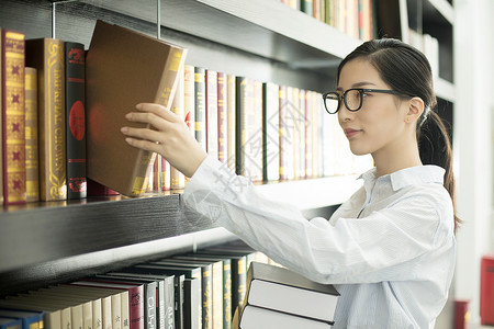 女学生图书馆阅读图片