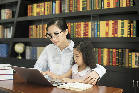 老师辅导学生学电脑高清图片