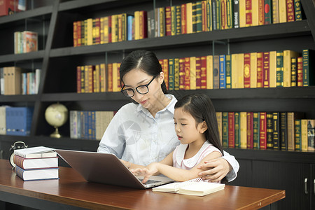 电子教育素材老师辅导学生学电脑背景