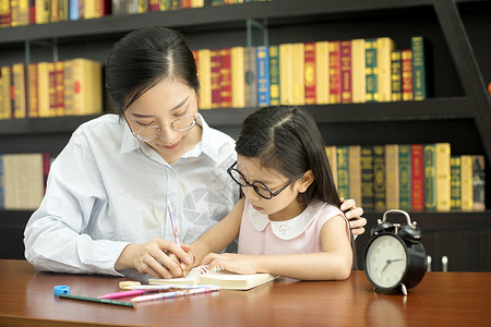 小学生课本老师辅导学生功课背景