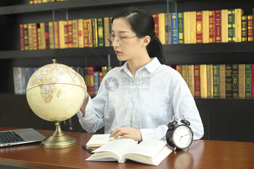 女学生学习地理图片