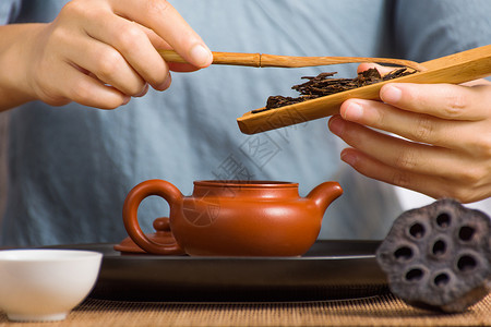 小八路前进动作泡茶时投茶的动作背景