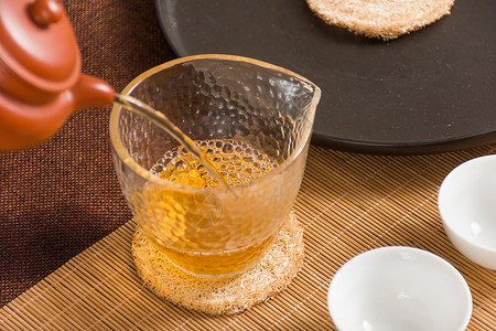 中国蜂蜜乳紫砂壶正在出茶汤背景