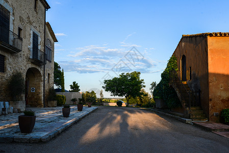 西班牙乡村西班牙加泰罗尼亚地区赫罗纳附近的中世纪建筑背景
