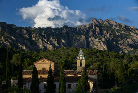 西班牙加泰罗尼亚地区著名游览圣地蒙特塞拉特山景色背景