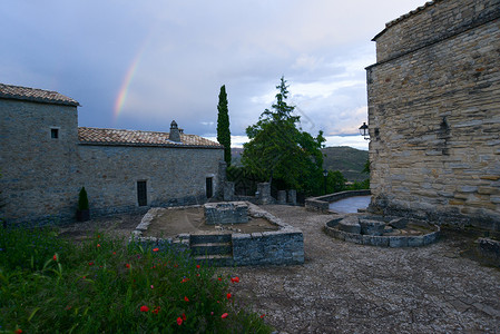 院子彩虹西班牙阿拉贡地区中世纪古村落伊莎贝拉村背景