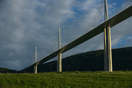 世界著名桥梁世界最高桥梁-法国阿韦龙地区米洛高架桥背景