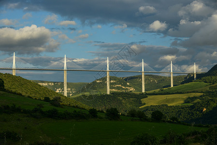 世界著名桥梁法国阿韦龙地区米洛高架桥背景