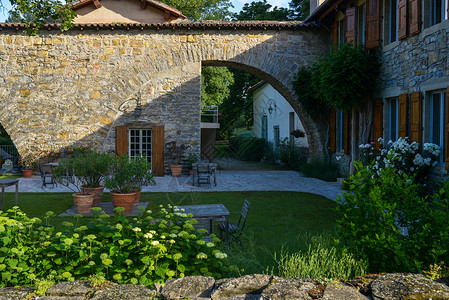 法国阿韦龙地区米洛市郊的乡村别墅背景图片