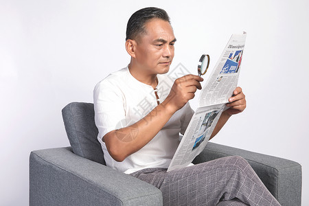 退休的中年男人看报纸高清图片