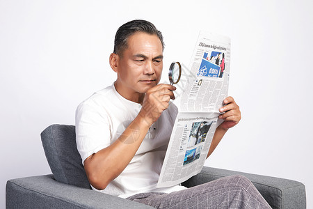 报纸人物素材退休的中年男人看报纸背景