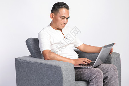 退休在家的中年男人玩电脑图片