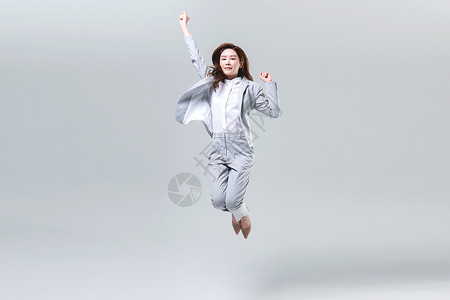 跳跃的白领美女背景图片