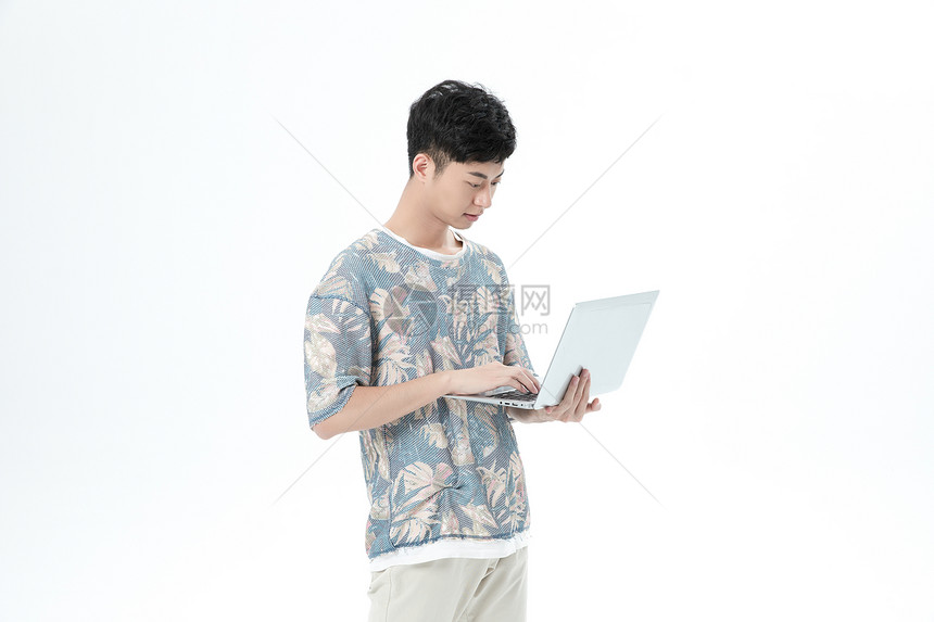 青年男性玩电脑图片