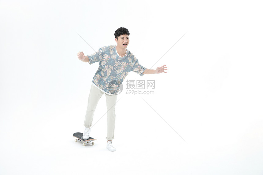 青年男性滑板图片