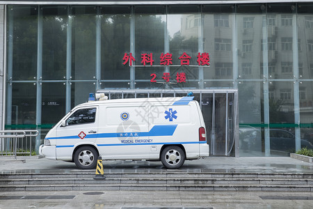 综合医院救护车停在外科大楼前背景